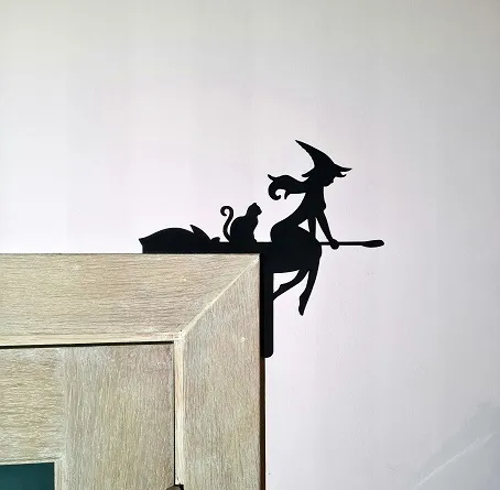 Mô hình phù thủy cưỡi chổi 3D trang trí góc cửa độc đáo cho Halloween - Image 1