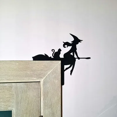 Mô hình phù thủy cưỡi chổi 3D trang trí góc cửa độc đáo cho Halloween