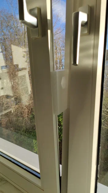 Chặn cửa sổ lật nghiêng để bảo vệ mèo (Tilted Window Stopper) - Image 1