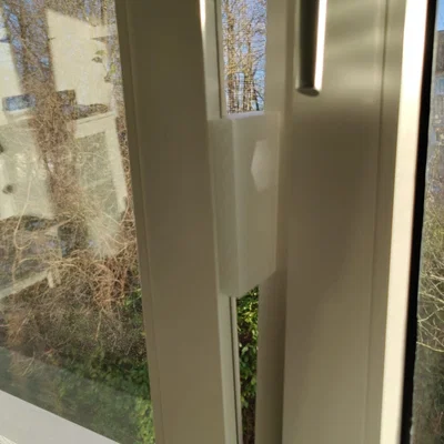 Chặn cửa sổ lật nghiêng để bảo vệ mèo (Tilted Window Stopper)
