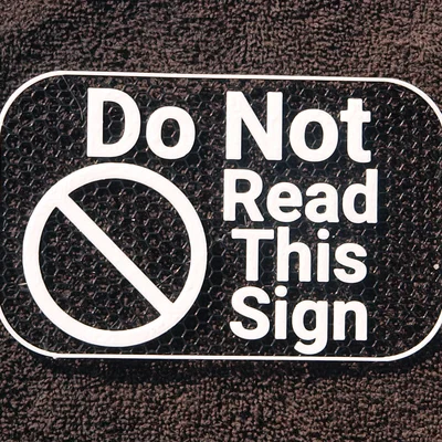 Bảng “Do Not Read This Sign”