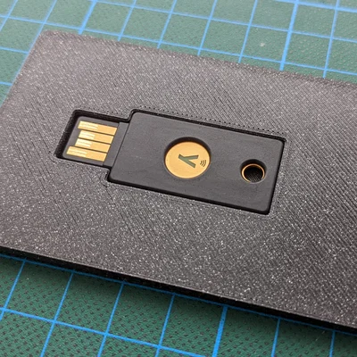 Khay bảo vệ YubiKey thiết kế chuẩn thẻ tín dụng