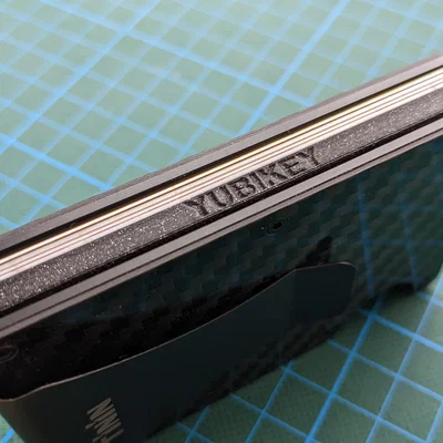 Khay bảo vệ YubiKey thiết kế chuẩn thẻ tín dụng