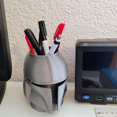 Ống đựng bút hình mũ Mandalorian (Mandalorian Helmet Pencil Holder)