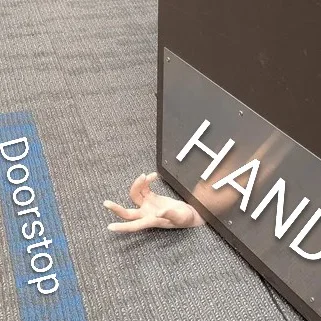 Chặn cửa hình bàn tay (Hand Doorstop) độc đáo cho ngôi nhà của bạn