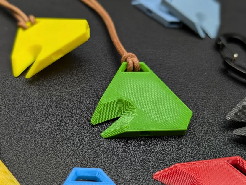 Móc khóa còi & gỡ ve Tick Whistle Keychain - Image 2