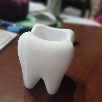 Ống cắm bút hình răng hàm (Muela Portalápices)