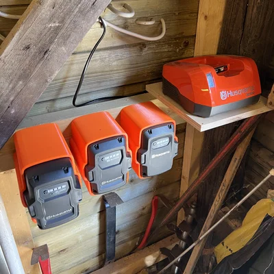 Giá đỡ pin Husqvarna BLi (Holder for Husqvarna BLi battery)