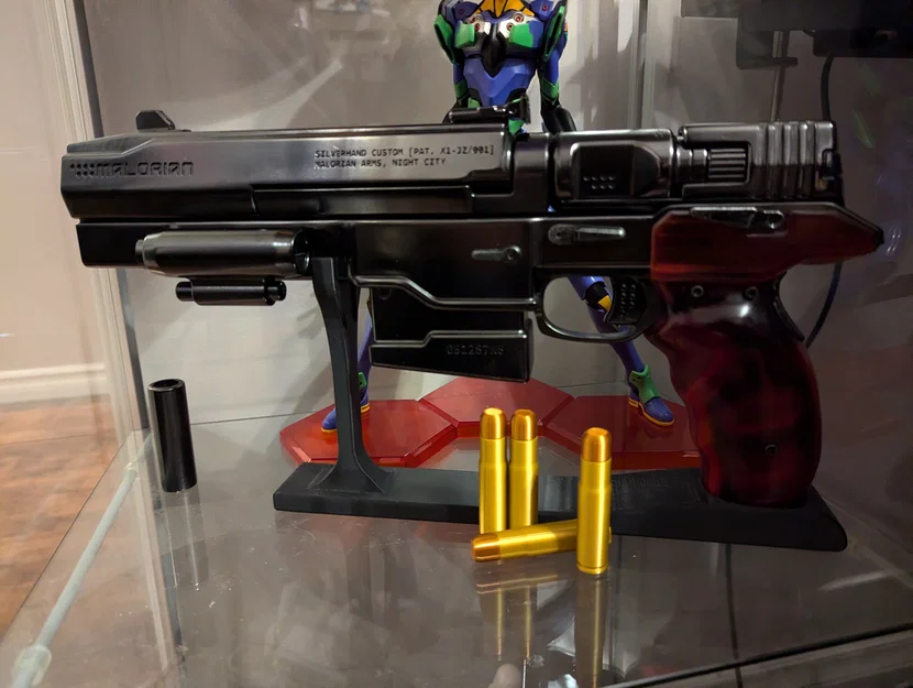 Chân đế trưng bày súng Malorian Arms 3516 cho fan Cyberpunk 2077 - Image 1