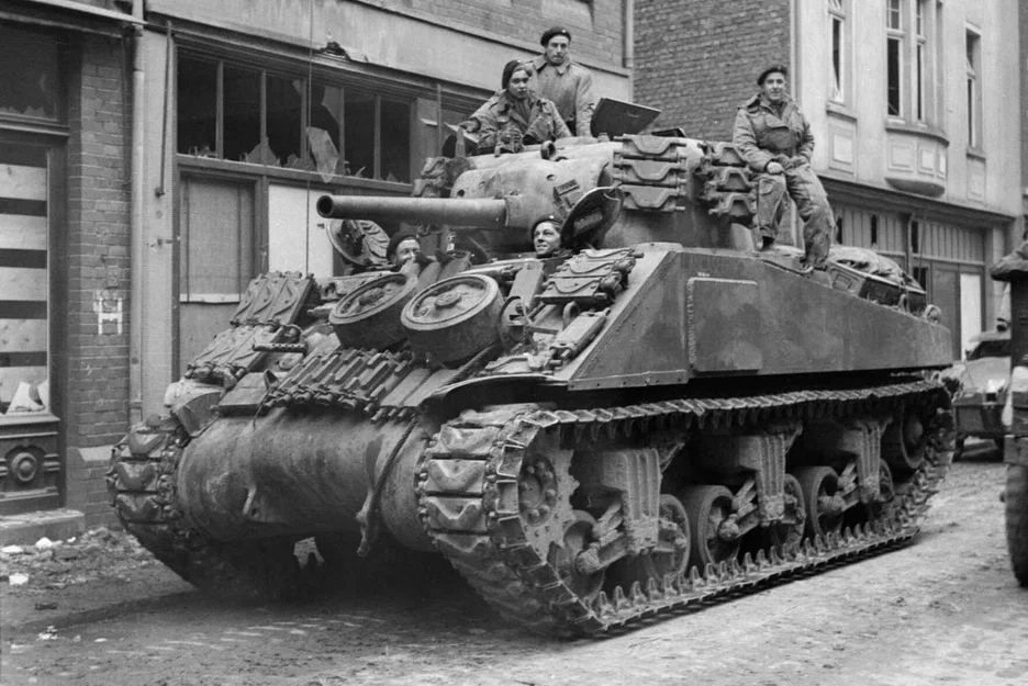 Xe tăng WW2 M4 Sherman (ww2 m4sherman tank) - Image 1