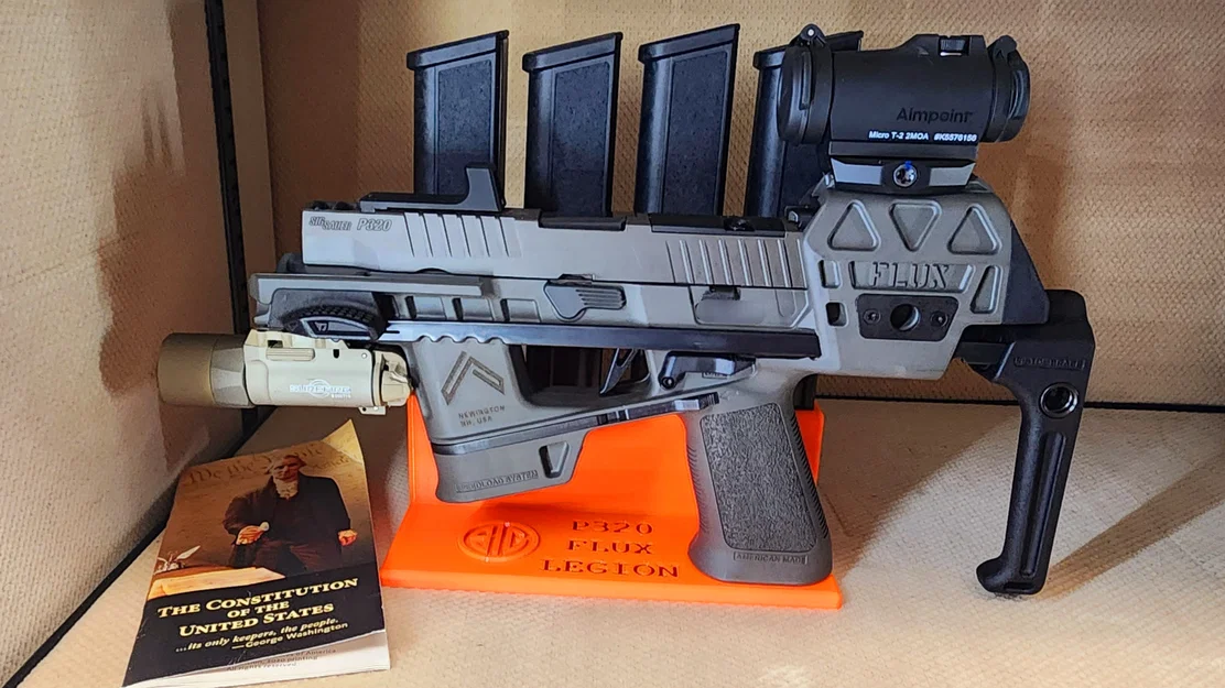 Đế trưng bày Sig Sauer P320-FLUX-LEGION kèm chỗ để 4 băng đạn - Image 1