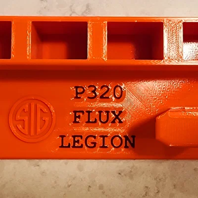 Đế trưng bày Sig Sauer P320-FLUX-LEGION kèm chỗ để 4 băng đạn