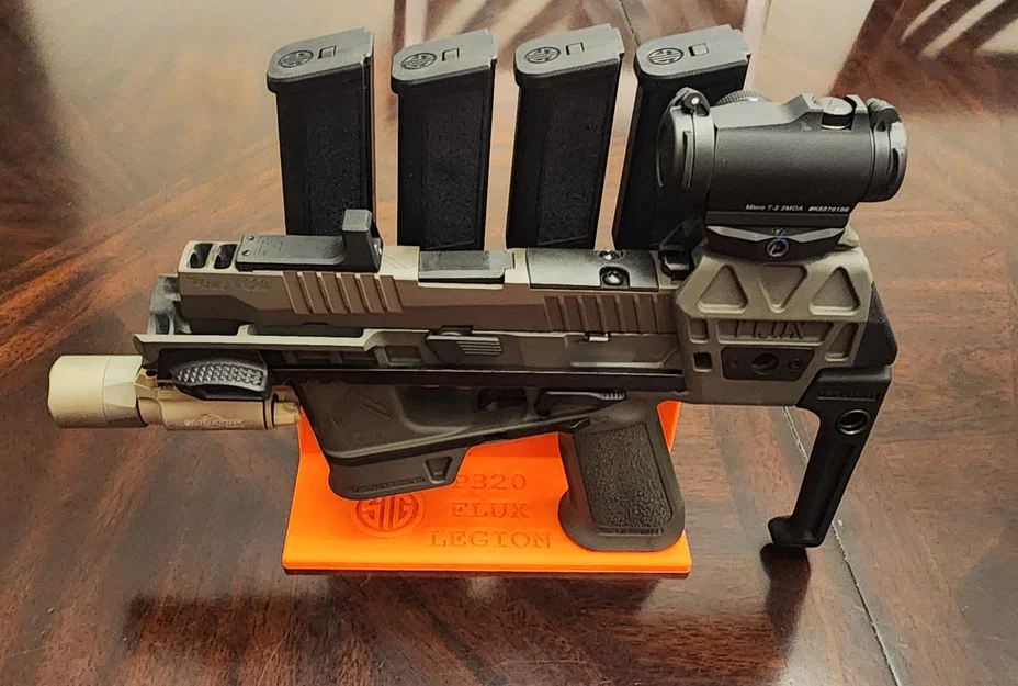 Đế trưng bày Sig Sauer P320-FLUX-LEGION kèm chỗ để 4 băng đạn - Image 3