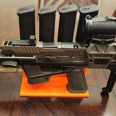 Đế trưng bày Sig Sauer P320-FLUX-LEGION kèm chỗ để 4 băng đạn