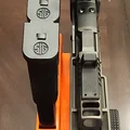 Đế trưng bày Sig Sauer P320-FLUX-LEGION kèm chỗ để 4 băng đạn - Thumbnail 8