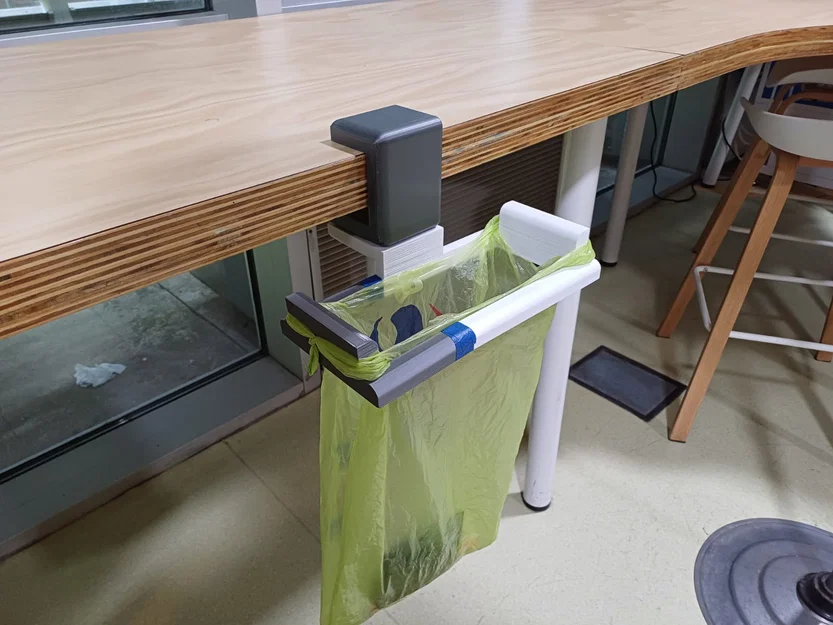 Thùng rác xoay và treo (Rotating and Hanging Trash Can) - Image 1