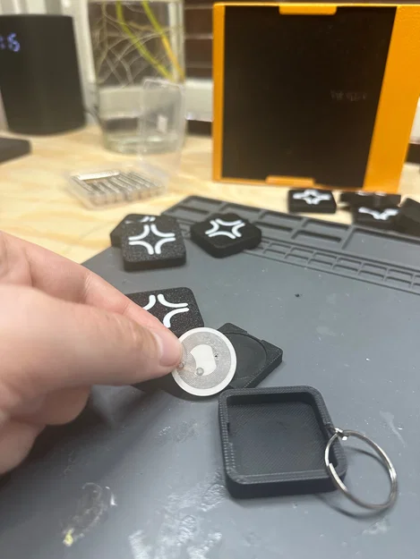 Broke Tag - Vỏ bọc NFC Tag có lỗ móc khóa và lỗ nam châm - Image 3