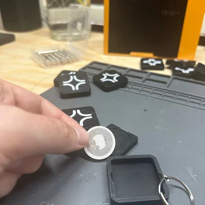 Broke Tag - Vỏ bọc NFC Tag có lỗ móc khóa và lỗ nam châm