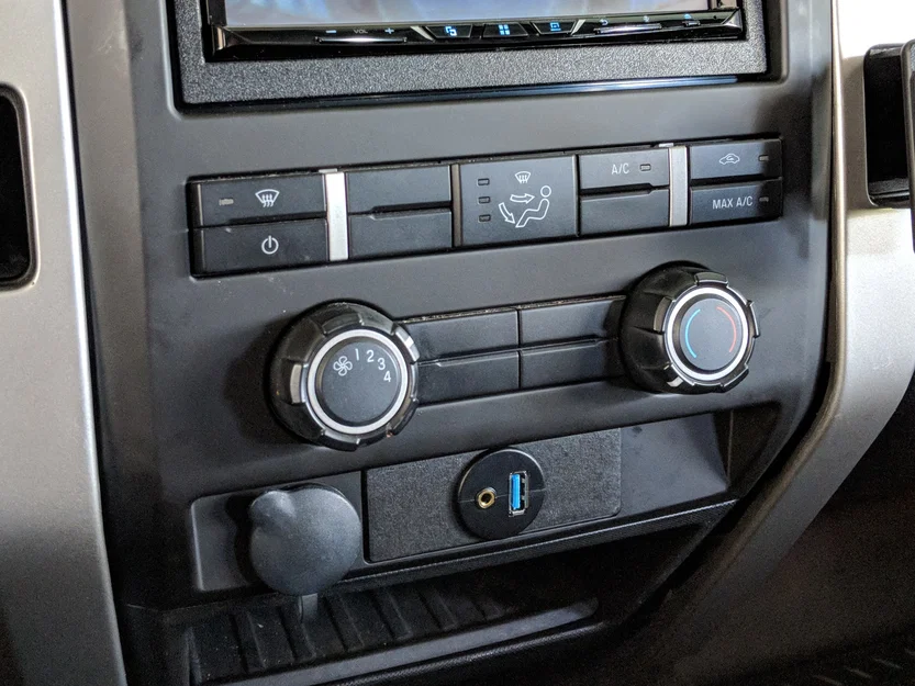 F150 (2009–2014) - Thay thế cụm USB & AUX - Image 1