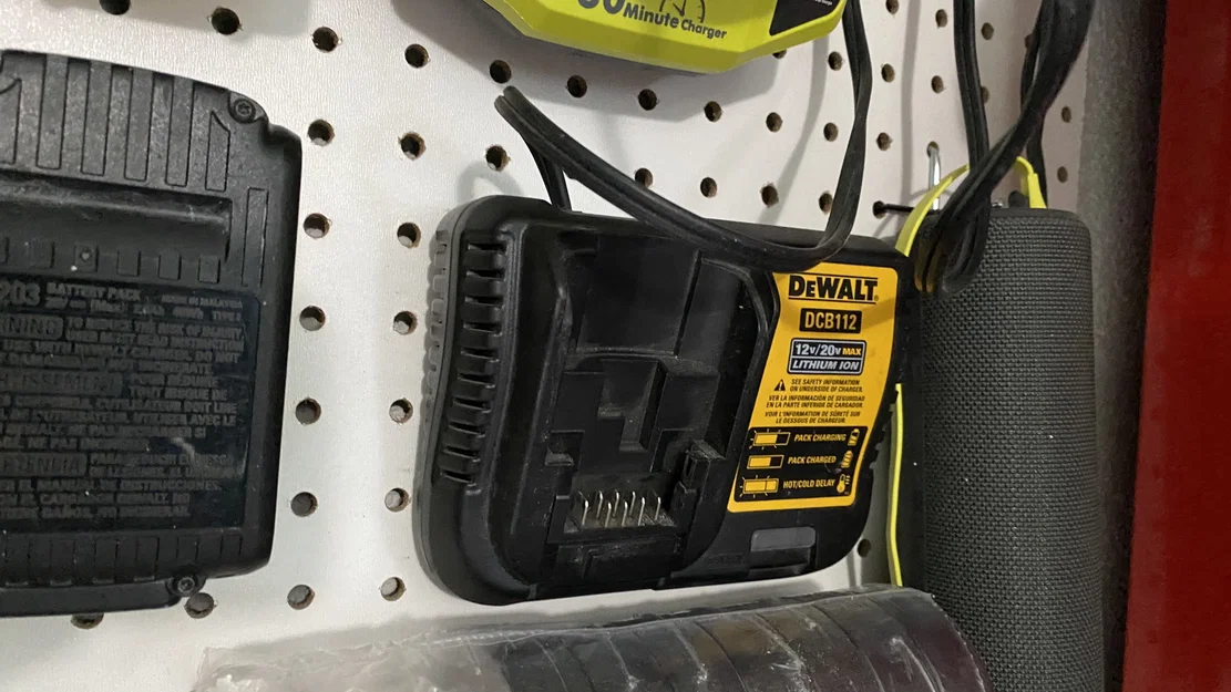 Giá treo bộ sạc Dewalt DCB112 trên bảng Pegboard (Sy's Peglock) - Image 1