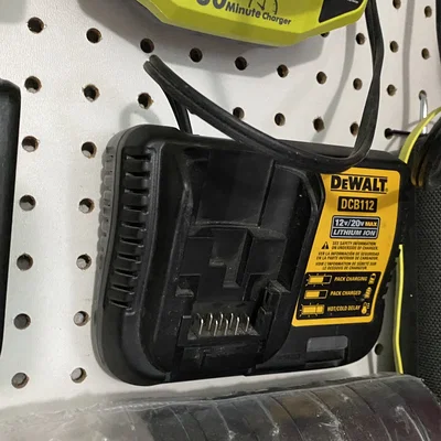 Giá treo bộ sạc Dewalt DCB112 trên bảng Pegboard (Sy's Peglock)