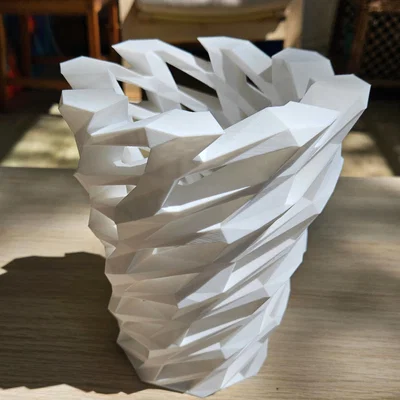 Bình hoa Tornado (Tornado vase)