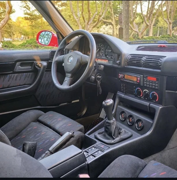 Khung gắn đồng hồ đo và sạc không dây cho BMW E34 E32 - Image 1