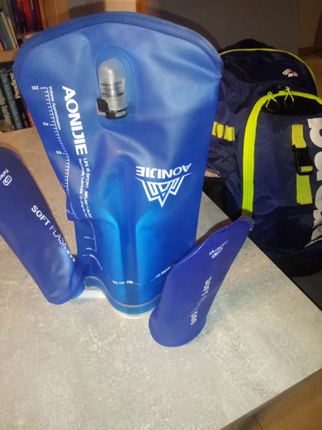 Giá phơi túi nước và bình mềm chạy bộ in 3D tiện lợi - Image 1