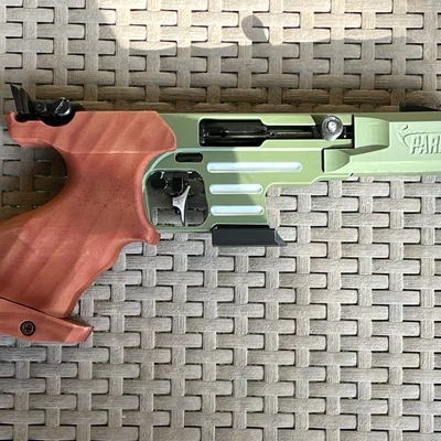 Pardini SP22 Rapid Fire Pistol (Replica trưng bày, không hoạt động)