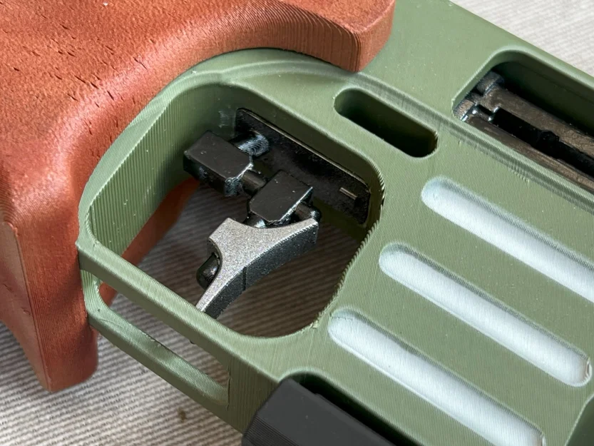 Pardini SP22 Rapid Fire Pistol (Replica trưng bày, không hoạt động) - Image 4