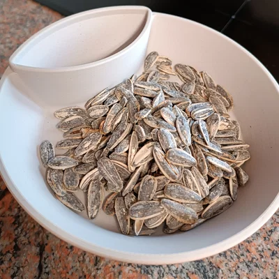 Tô ăn hạt hướng dương/hạt dẻ cười (Pipas y Pistachos)