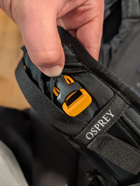 Khóa cài (male buckle/clip) để gắn daypack lên Osprey Farpoint - Image 1