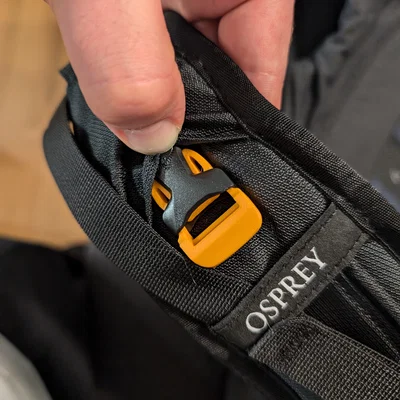 Khóa cài (male buckle/clip) để gắn daypack lên Osprey Farpoint