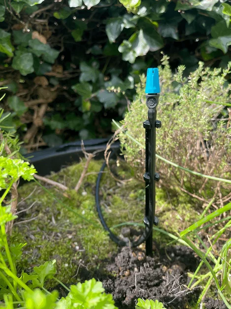 Giá đỡ dựng đứng cho đầu phun & ống Gardena micro drip tưới cây - Image 1