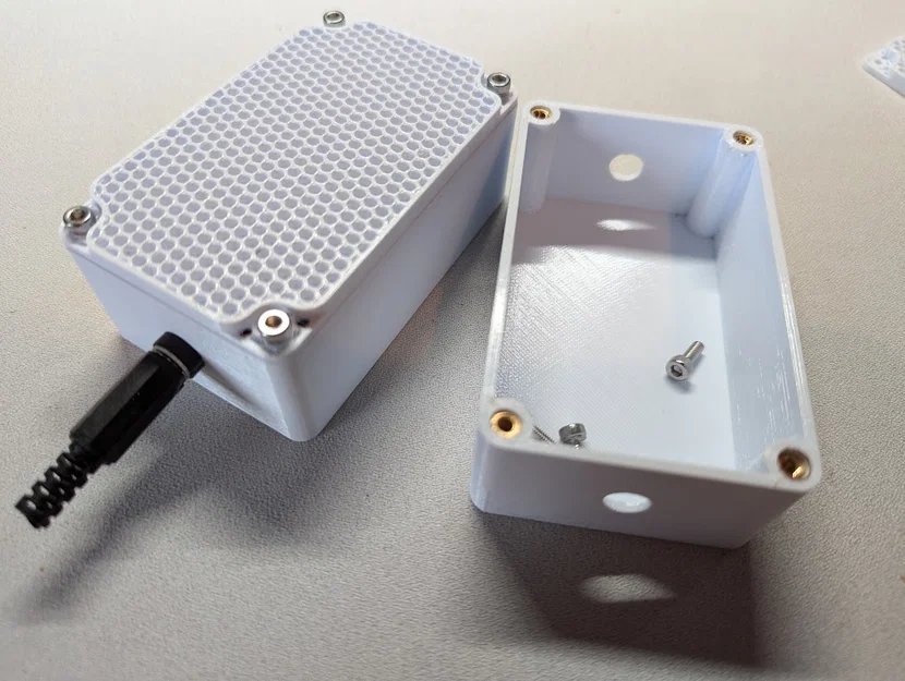 Hộp đựng mạch điện tử 5x7cm in 3D có khe tản nhiệt - Image 1