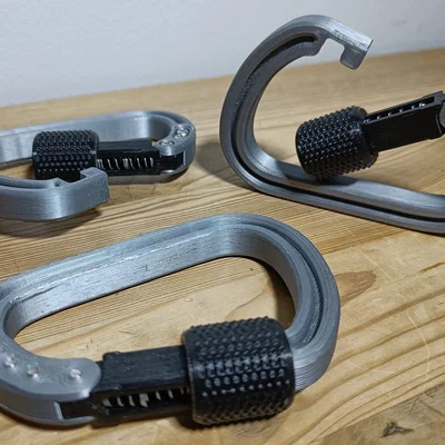 Carabiner có khóa an toàn lò xo (spring loaded secured lock)