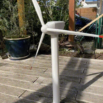Tuabin gió (Wind Turbine) hoạt động – chừa chỗ gắn máy phát nhỏ
