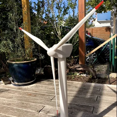 Tuabin gió (Wind Turbine) hoạt động – chừa chỗ gắn máy phát nhỏ