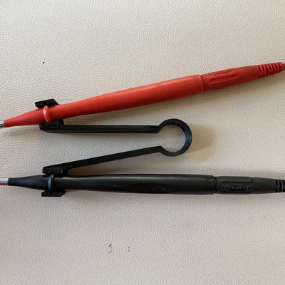 Kẹp cố định que đo FLUKE 87 III hỗ trợ đo bằng một tay