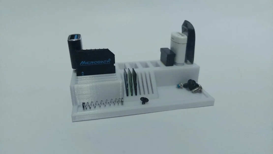 Khay đựng USB và thẻ SD đơn giản kèm ngăn chứa ốc vít - Image 1