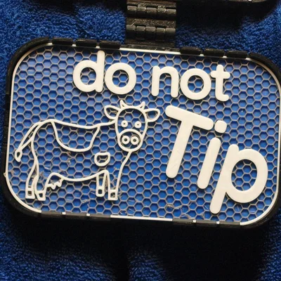 Bảng hiệu "Do Not Tip" hình chú bò