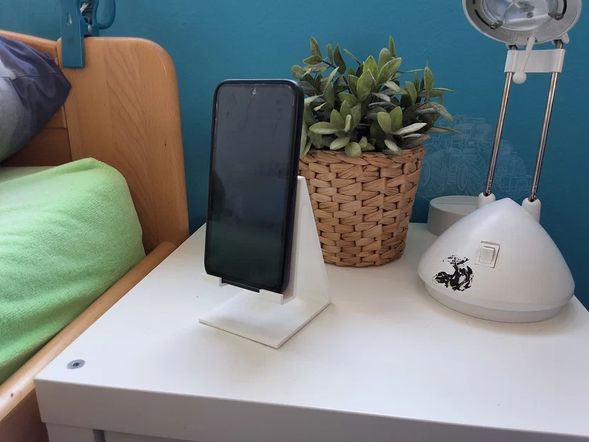 Giá đỡ điện thoại (Phone Stand) để bàn thông minh có lỗ sạc - Image 1