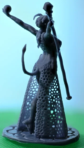 Mô hình nữ pháp sư Tiefling trang phục lưới cho Dungeons & Dragons - Image 3