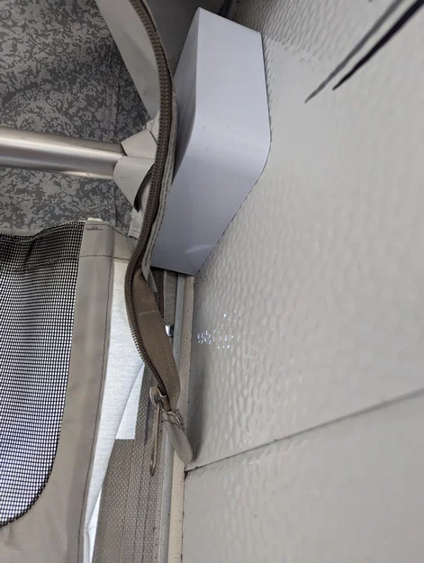 Giá đỡ thanh mái Wigo cho caravan LMC Style 530 E - Image 2