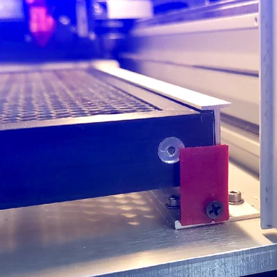 Nêm khóa khay tổ ong cho máy cắt laser Omtech Polar
