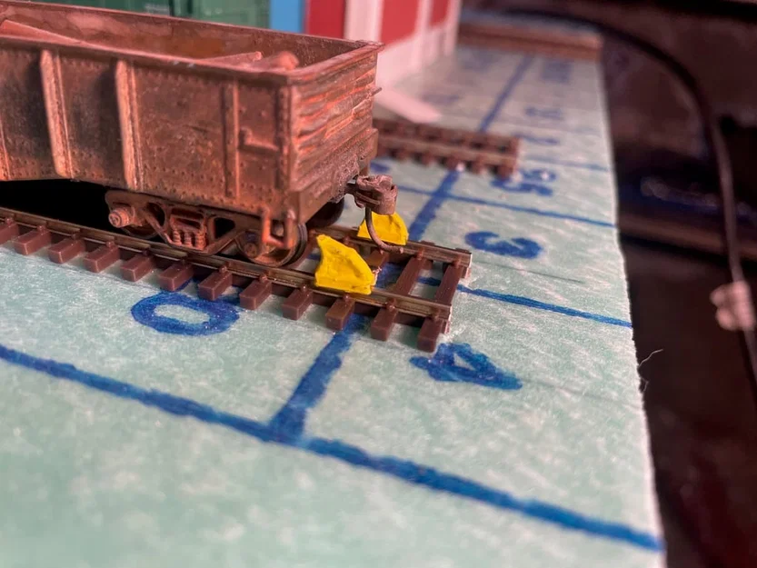 Chặn bánh xe tỉ lệ HO (HO Scale Wheel Stop) - Image 1