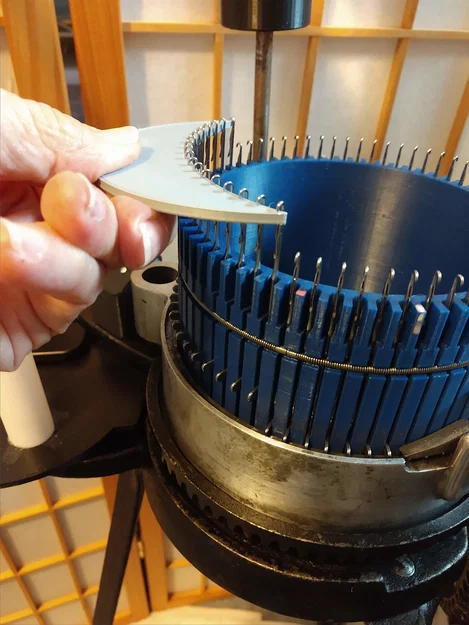 CSM Crescent Tool – Dụng cụ nhấc/hạ kim cho máy đan tất tròn - Image 1