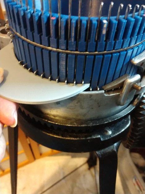 CSM Crescent Tool – Dụng cụ nhấc/hạ kim cho máy đan tất tròn - Image 2