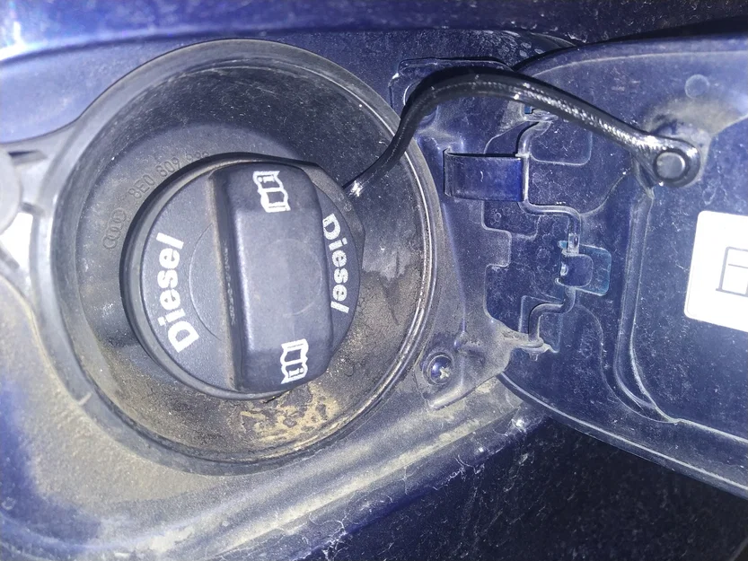 Thanh nẹp nắp bình xăng Audi A4 B6, B9 - Image 1