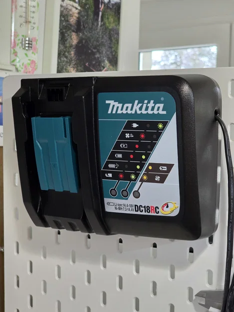 Giá treo Skadis cho sạc Makita DC18RC 18V - Image 1